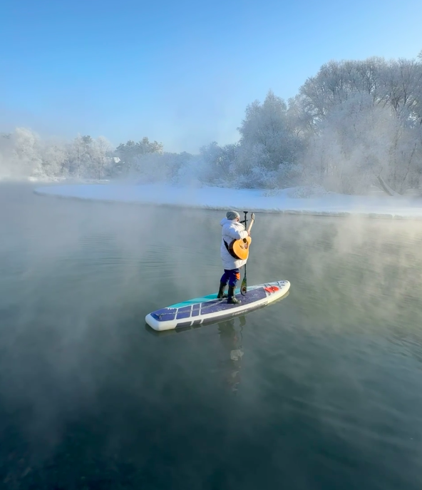 Фото Новосибирцы устроили массовый заплыв на сапах в мороз –26 градусов: 20 леденящих кадров 13